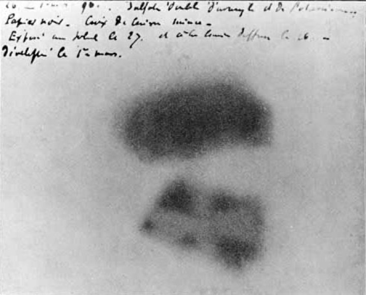 Plaque photographique de Becquerel avec des taches sombres et l'ombre d'une croix