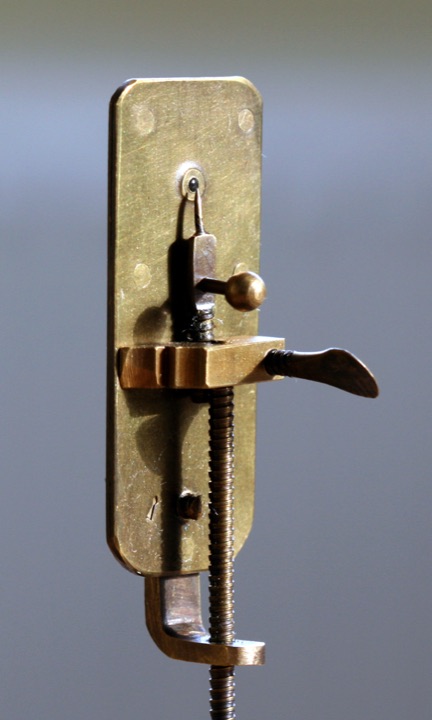 Réplique d'un microscope de Leeuwenhoek : une plaque de laiton avec une vis pour placer l'échantillon devant la lentille