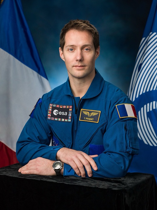 Portrait officiel de Thomas Pesquet en combinaison spatiale