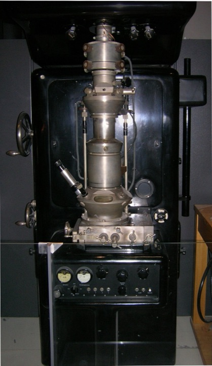 Microscope électronique d'Ernst Ruska exposé au Deutsches Museum : une colonne métallique dans une armoire noire